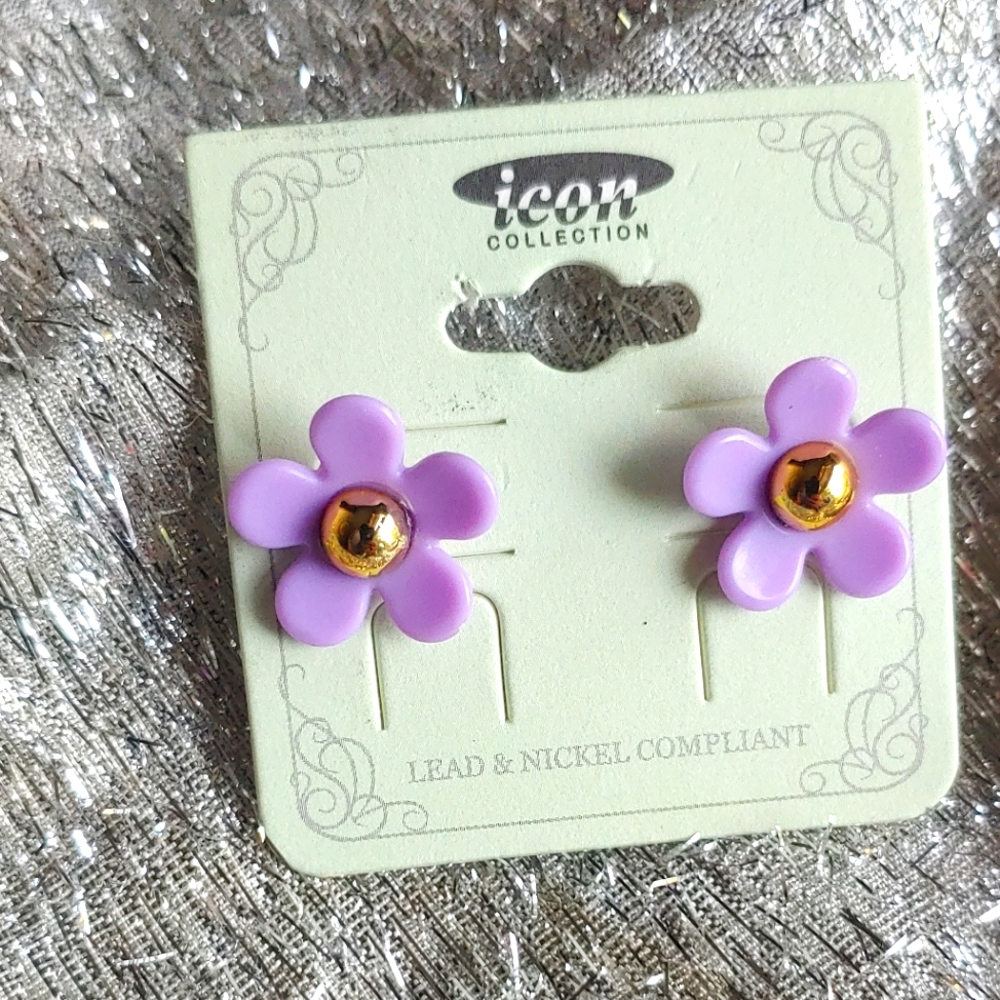 Lavender daisy stud earrings